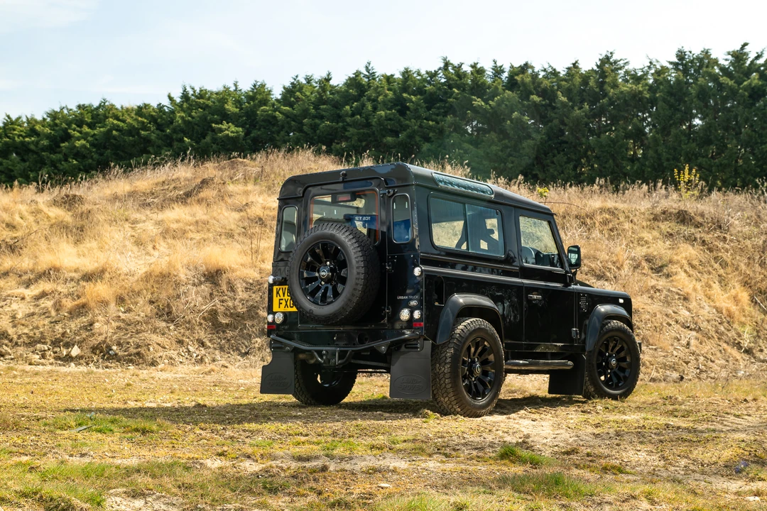 2015 Land Rover Defender 90 - Image 5 of 31