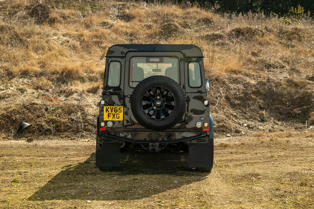 2015 Land Rover Defender 90 - Image 6 of 31