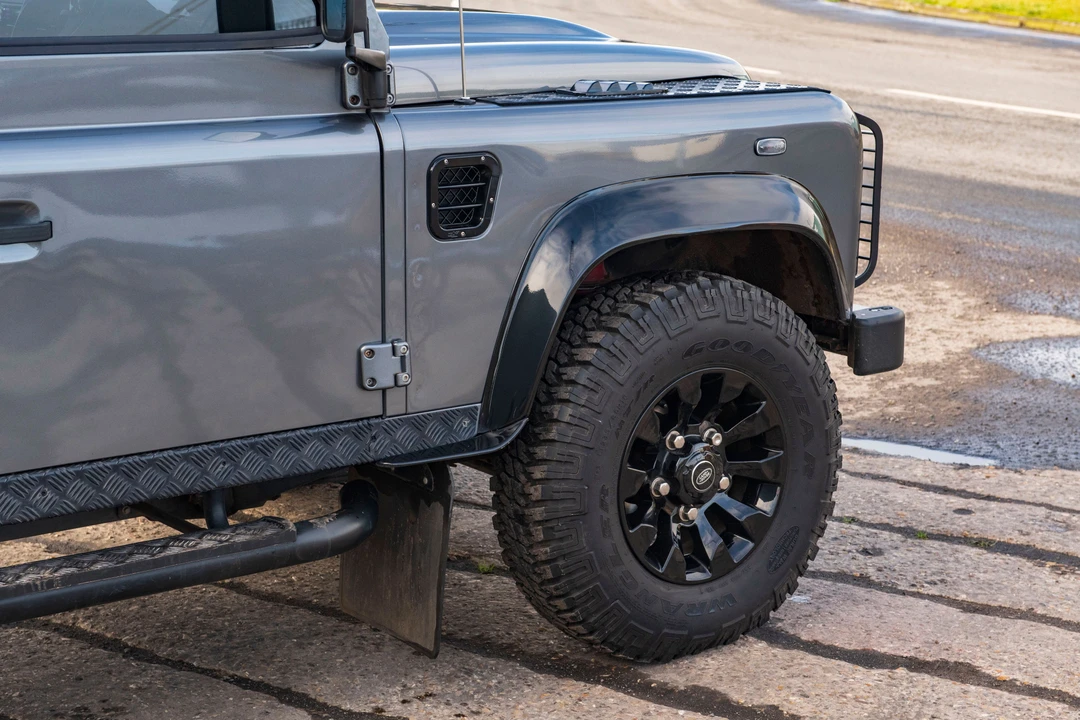 2015 Land Rover Defender 90 - Image 6 of 19