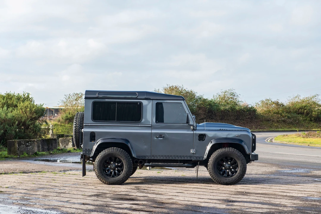 2015 Land Rover Defender 90 - Image 5 of 19