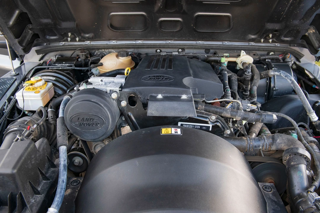 2015 Land Rover Defender 90 - Image 10 of 19