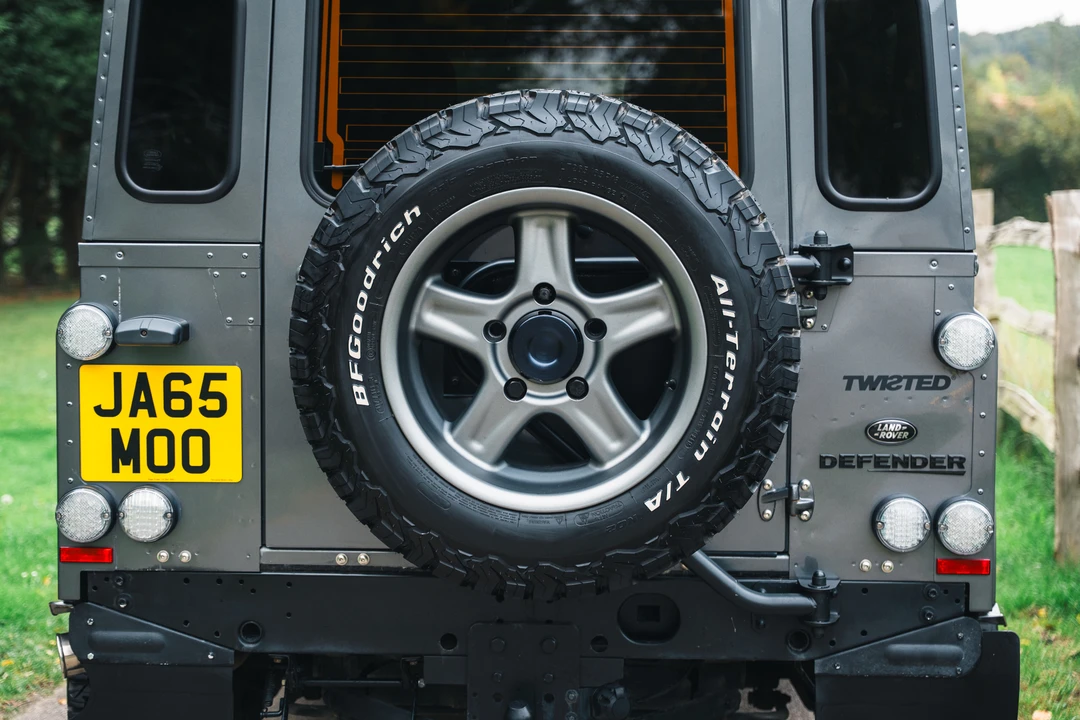 2015 Land Rover Defender 90 - Image 15 of 31