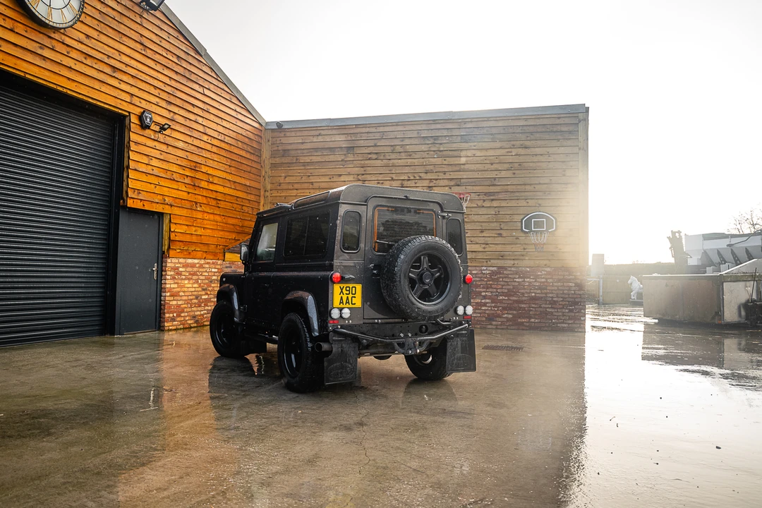 2015 Land Rover Defender 90 - Image 5 of 31
