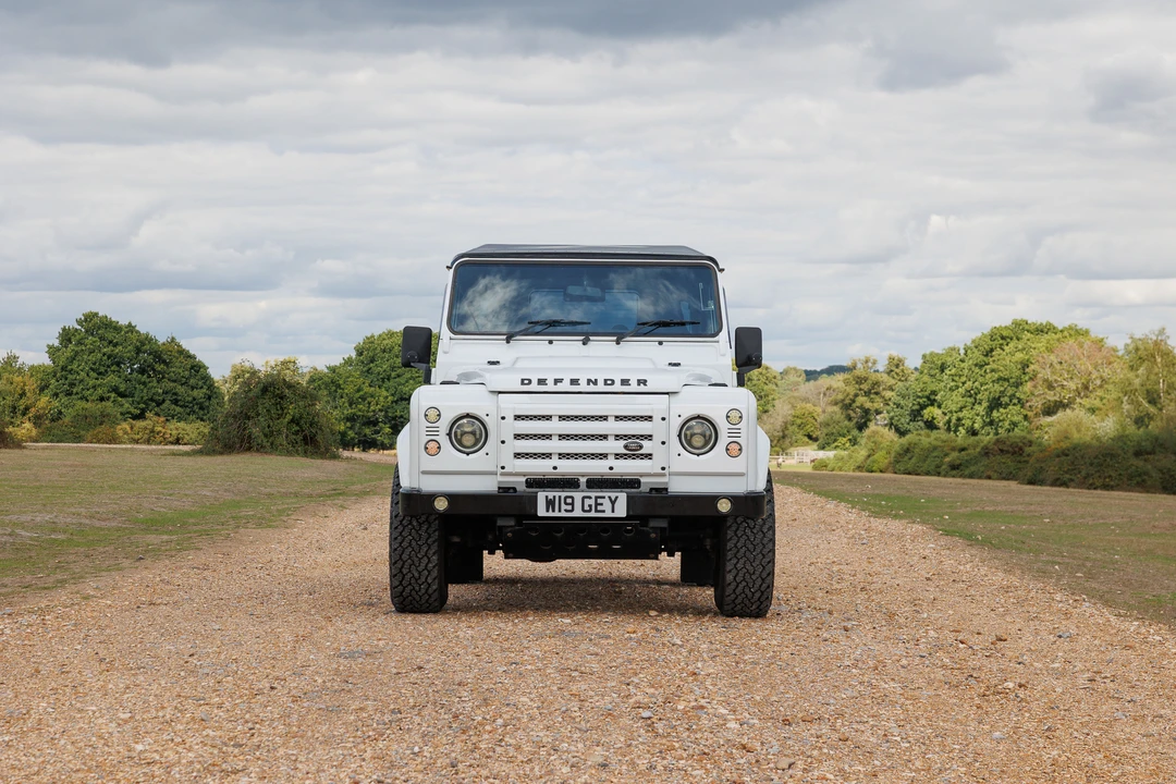 2015 Land Rover Defender 90 - Image 10 of 31