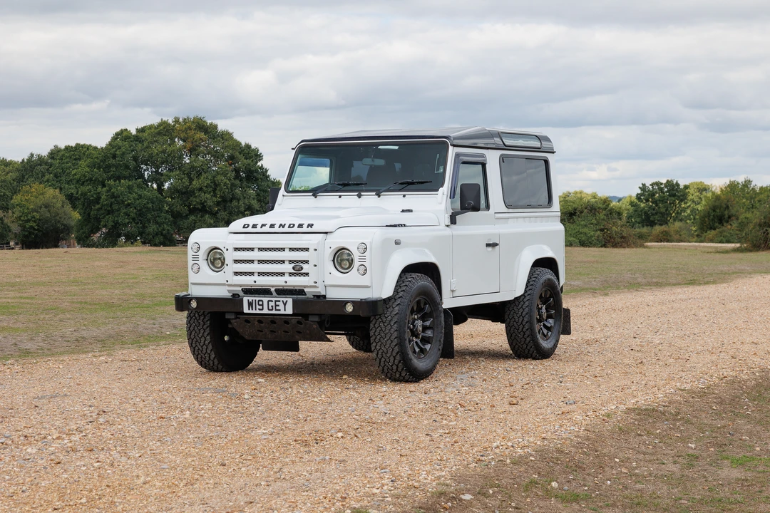2015 Land Rover Defender 90 - Image 11 of 31
