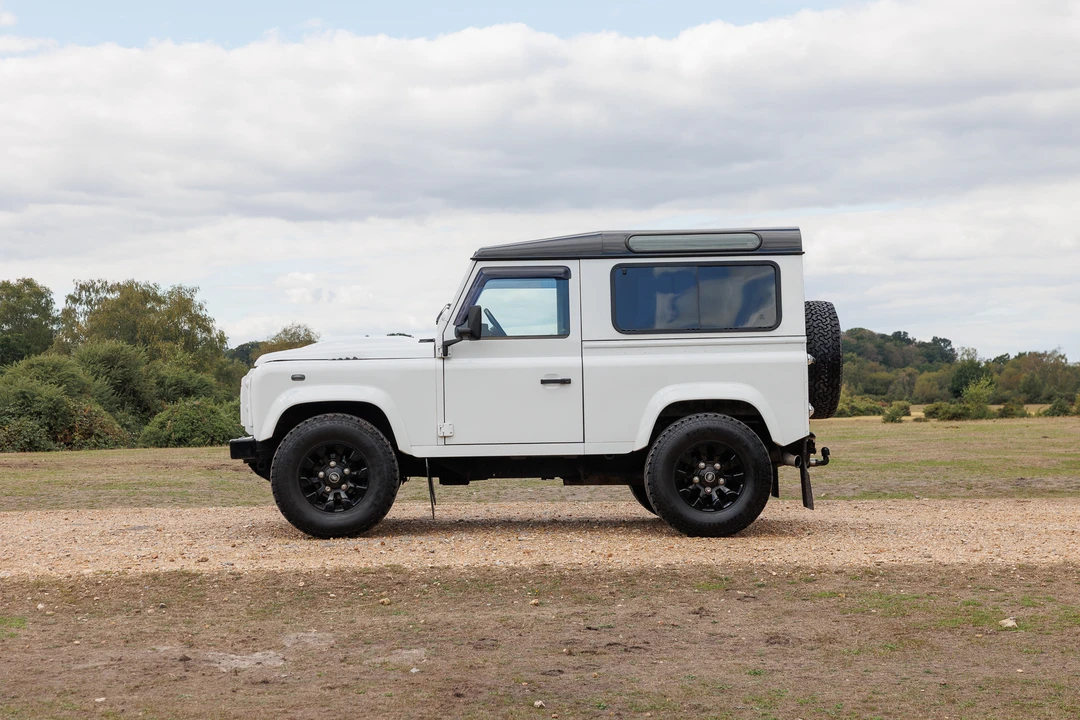 2015 Land Rover Defender 90 - Image 12 of 31