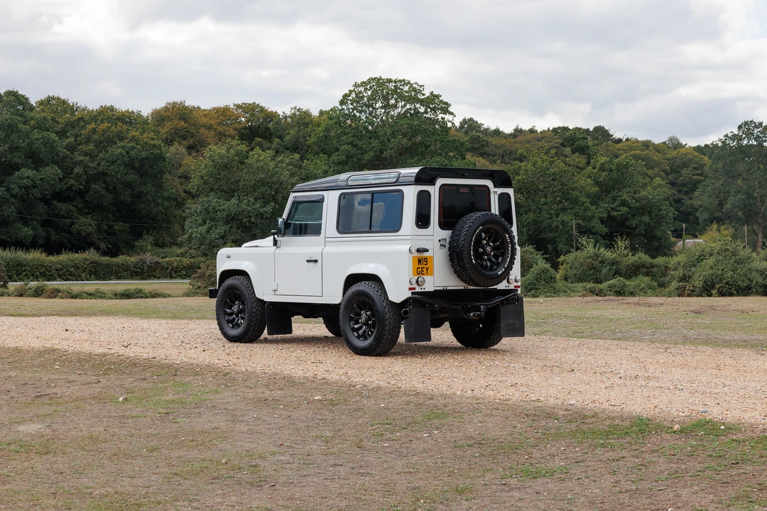 2015 Land Rover Defender 90 - Image 13 of 31