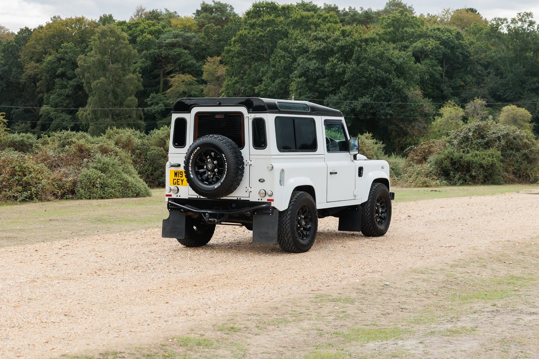 2015 Land Rover Defender 90 - Image 15 of 31