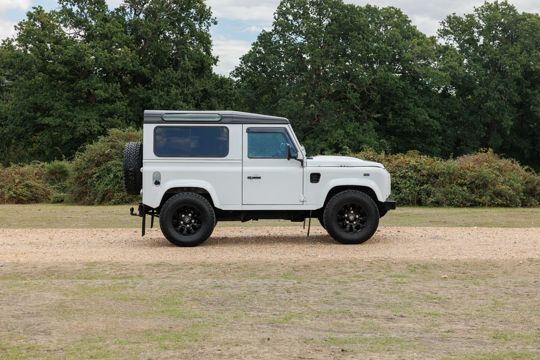 2015 Land Rover Defender 90 - Image 16 of 31