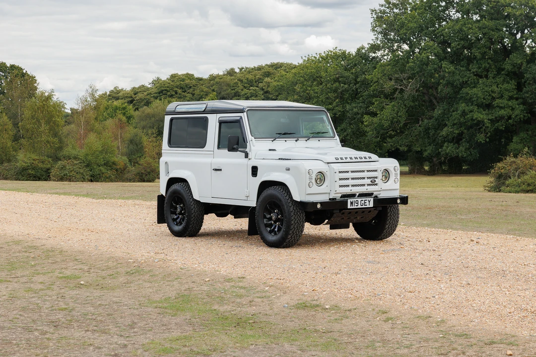 2015 Land Rover Defender 90 - Image 17 of 31