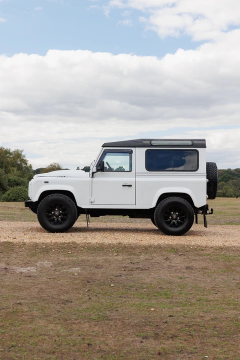 2015 Land Rover Defender 90 - Image 21 of 31
