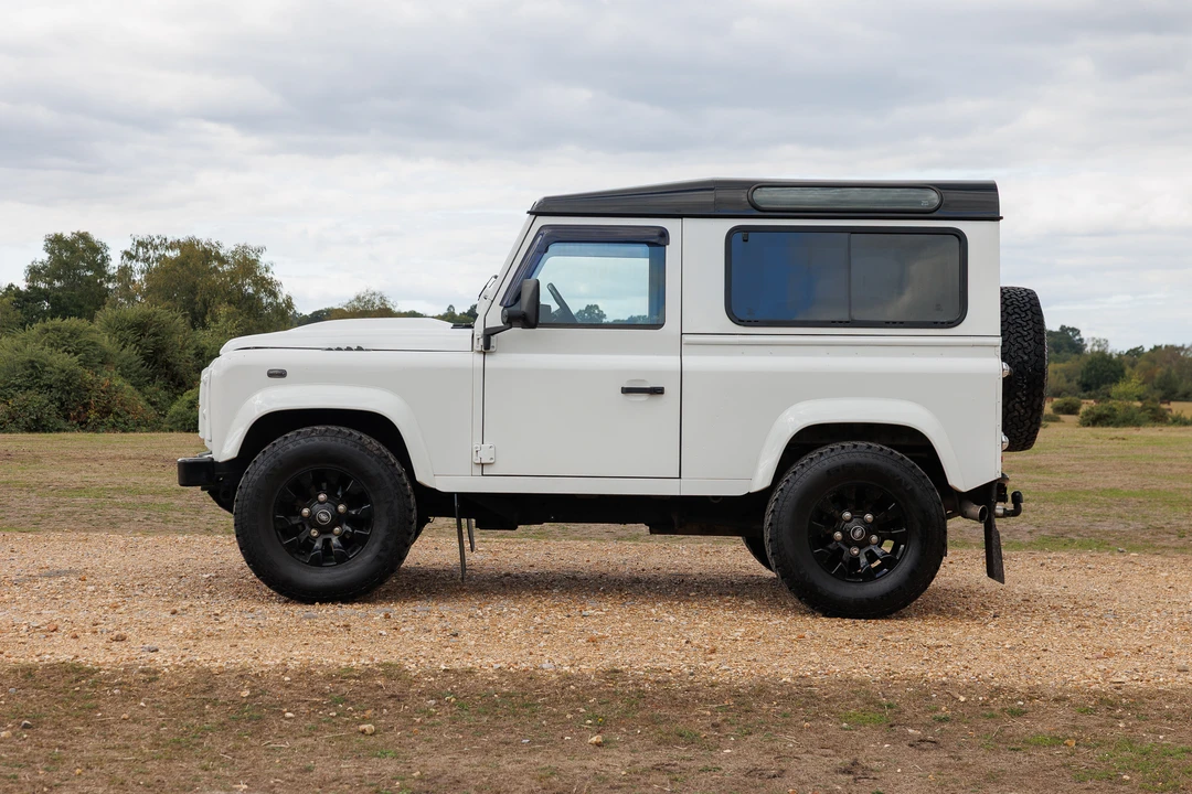 2015 Land Rover Defender 90 - Image 4 of 31