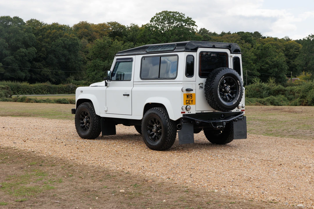 2015 Land Rover Defender 90 - Image 5 of 31