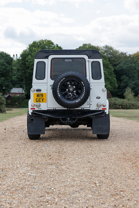2015 Land Rover Defender 90 - Image 6 of 31