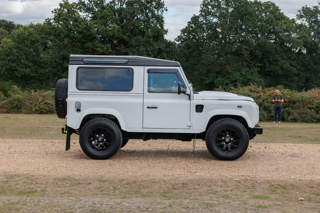 2015 Land Rover Defender 90 - Image 8 of 31