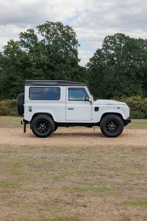 2015 Land Rover Defender 90 - Image 25 of 31