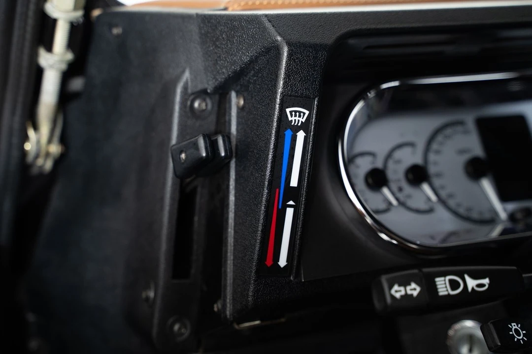 2015 Land Rover Defender 90 - Image 24 of 31