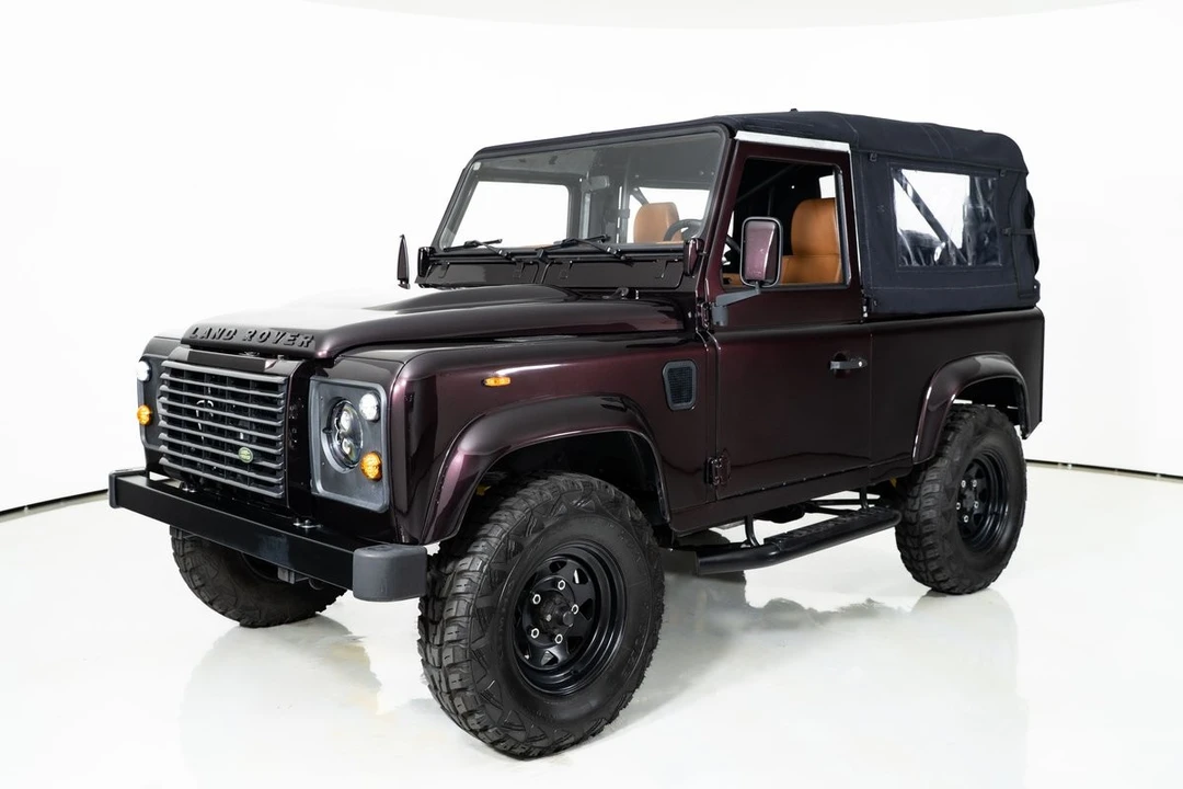 2015 Land Rover Defender 90 - Image 5 of 31