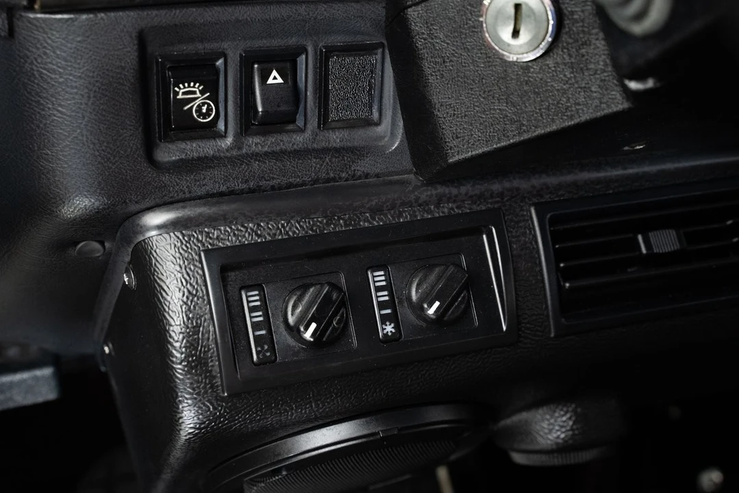 2015 Land Rover Defender 90 - Image 26 of 31