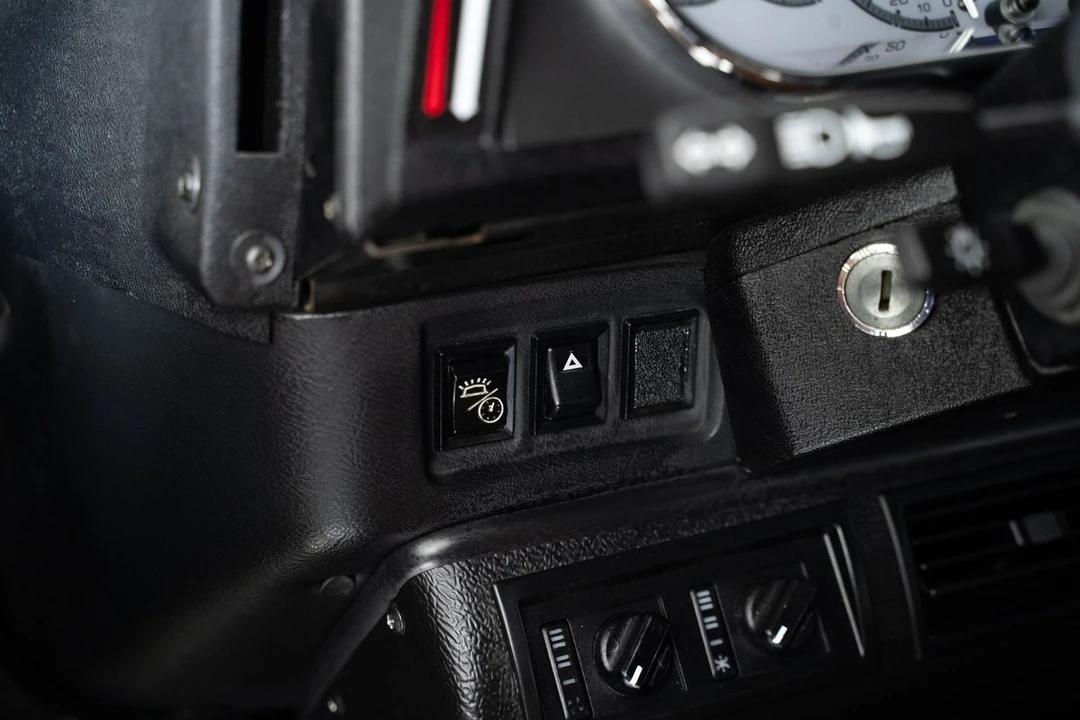 2015 Land Rover Defender 90 - Image 25 of 31