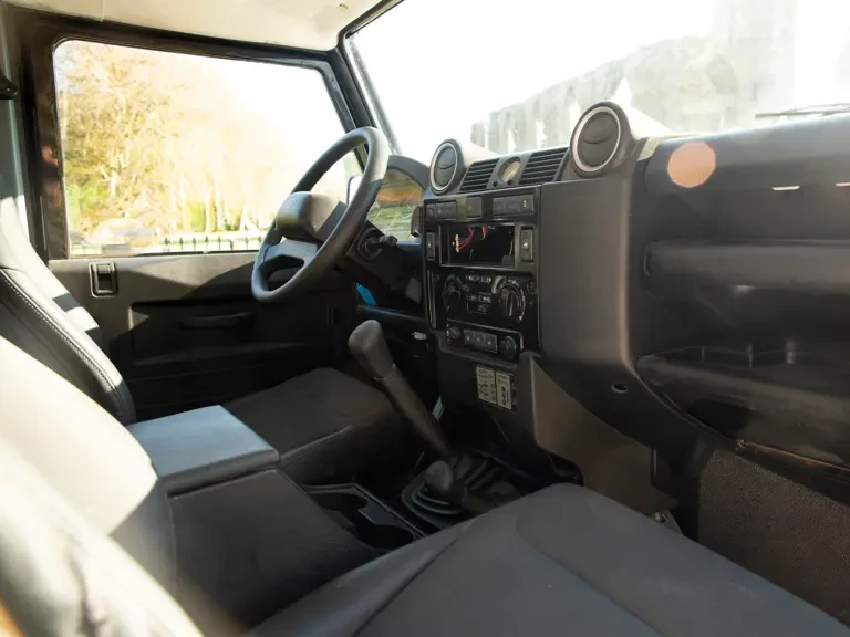 2015 Land Rover Defender 110 - Image 5 of 27