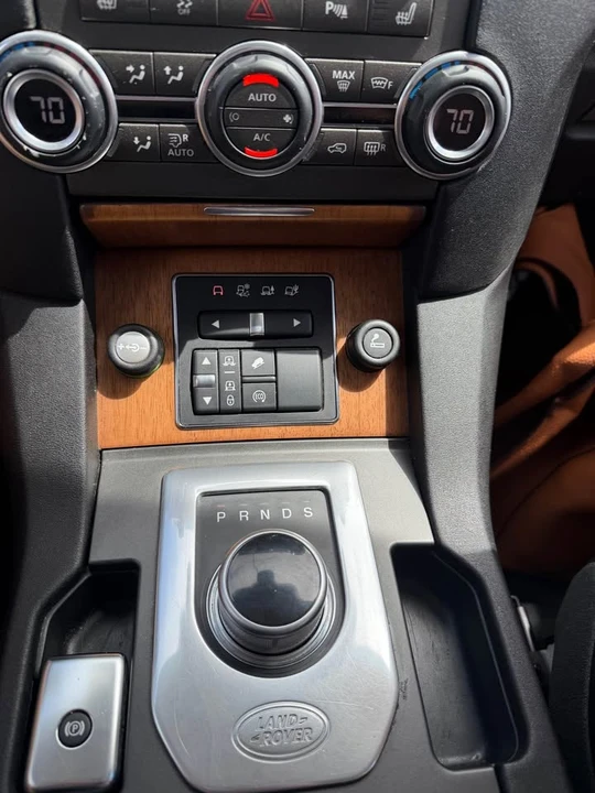 2015 Land Rover Discovery 4th Gen - Image 16 of 20