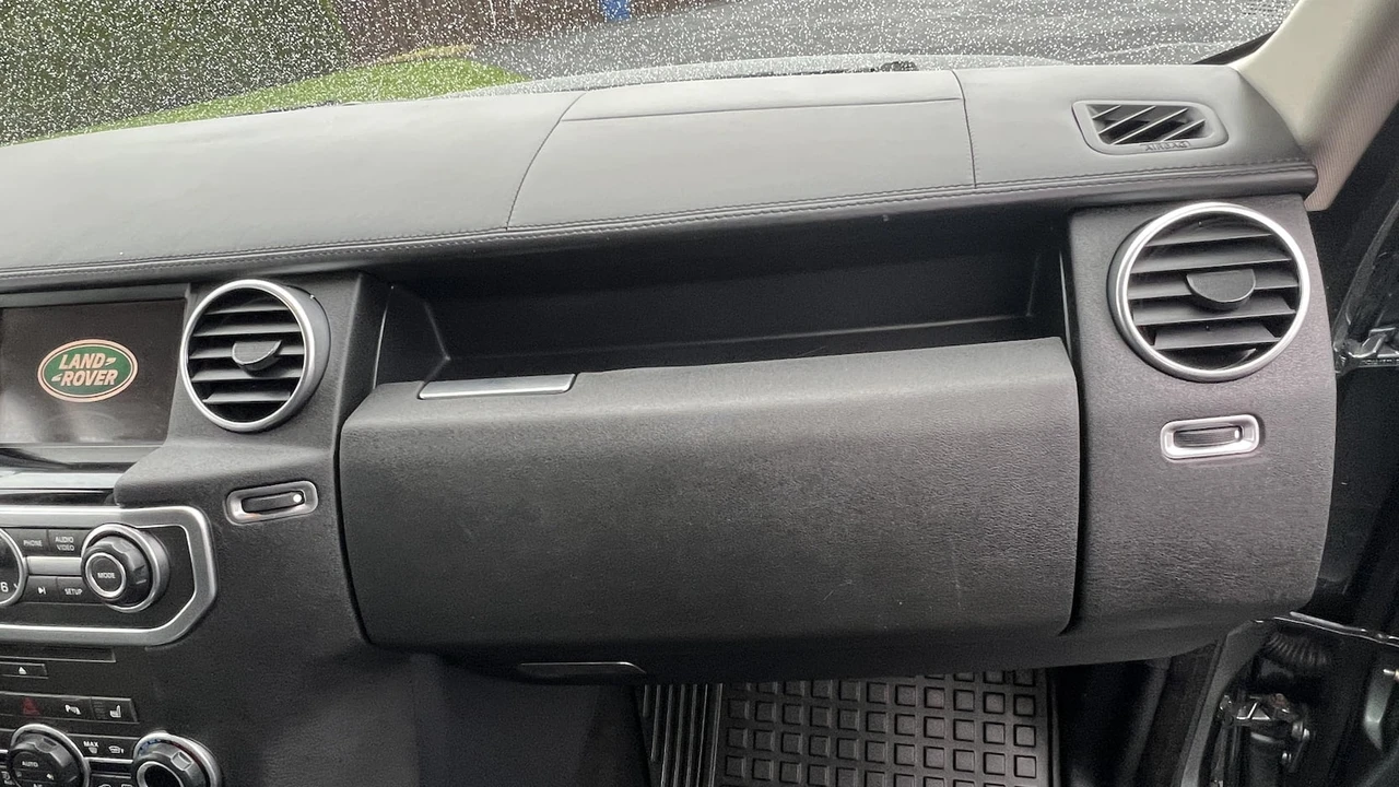 2015 Land Rover Discovery 4th Gen - Image 18 of 27