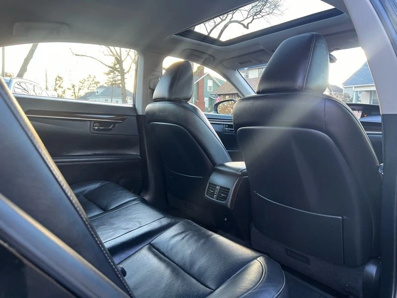 2015 Lexus ES 6th Gen - Image 11 of 20