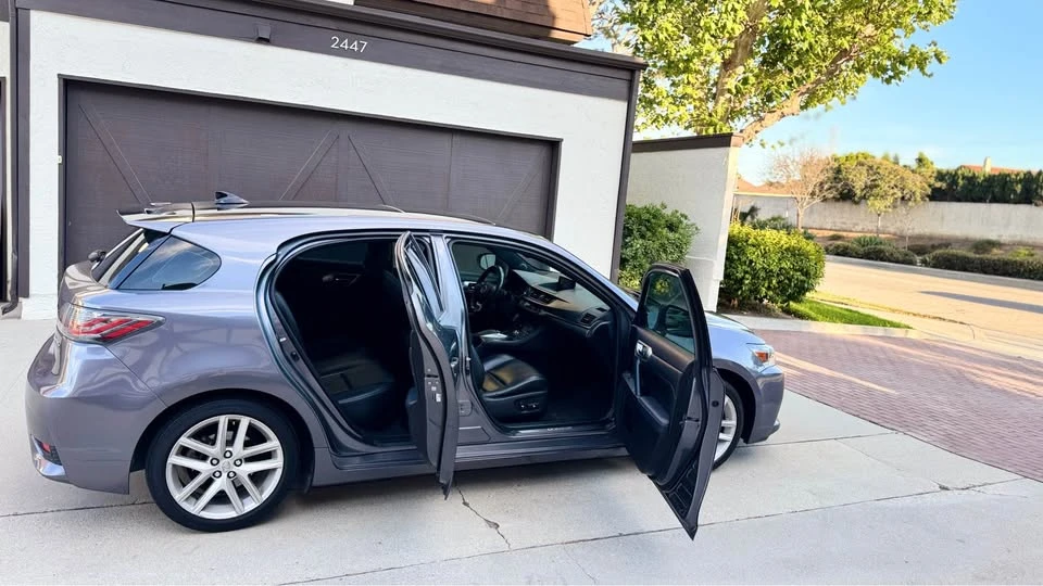 2015 Lexus CT - Image 10 of 15