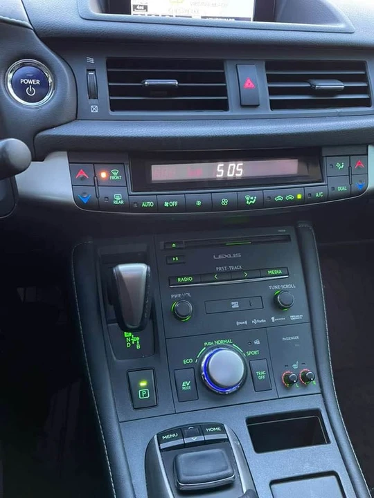 2015 Lexus CT - Image 16 of 20
