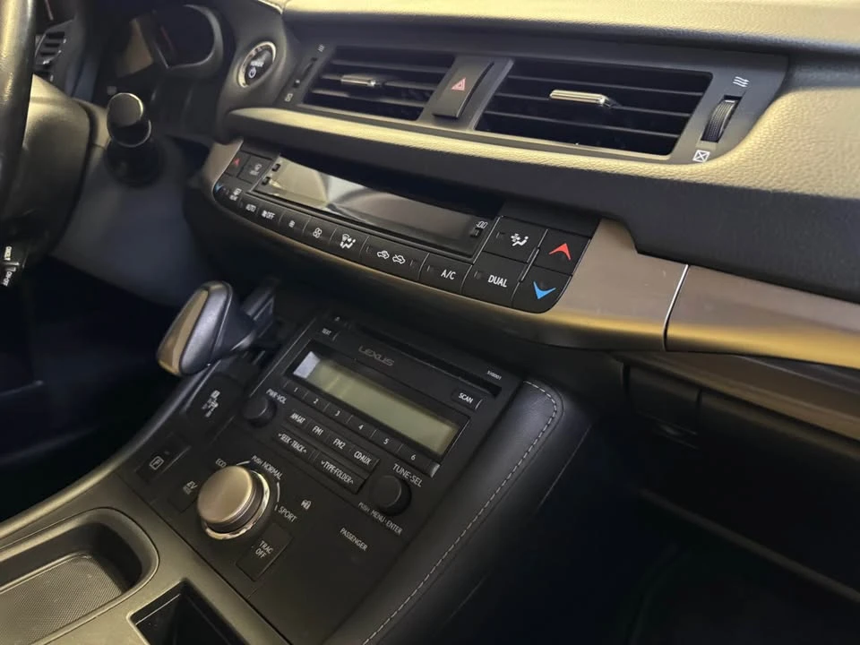 2015 Lexus CT - Image 18 of 19