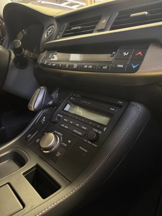 2015 Lexus CT - Image 15 of 19