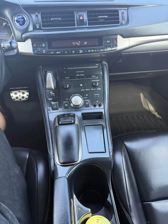 2015 Lexus CT - Image 9 of 12