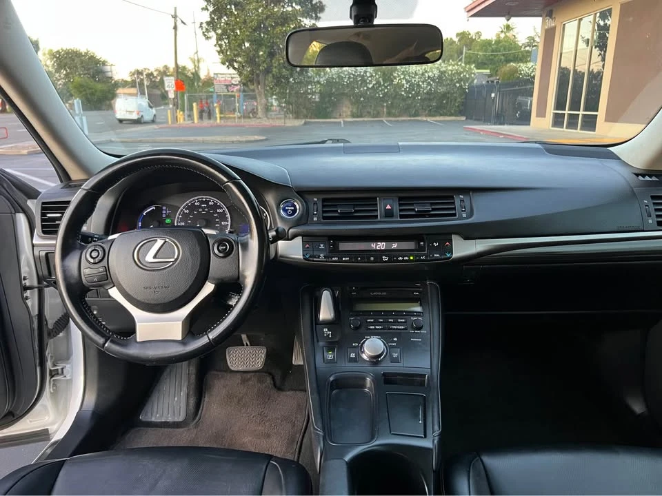 2015 Lexus CT - Image 13 of 18