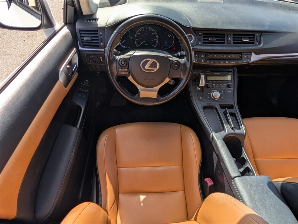 2015 Lexus CT - Image 13 of 21