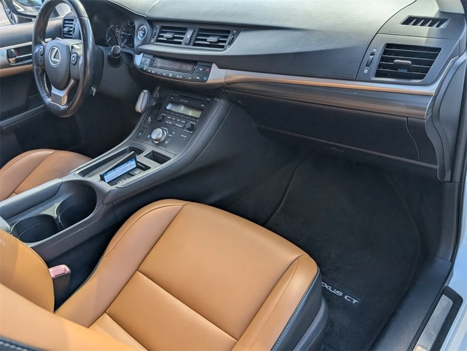 2015 Lexus CT - Image 18 of 21
