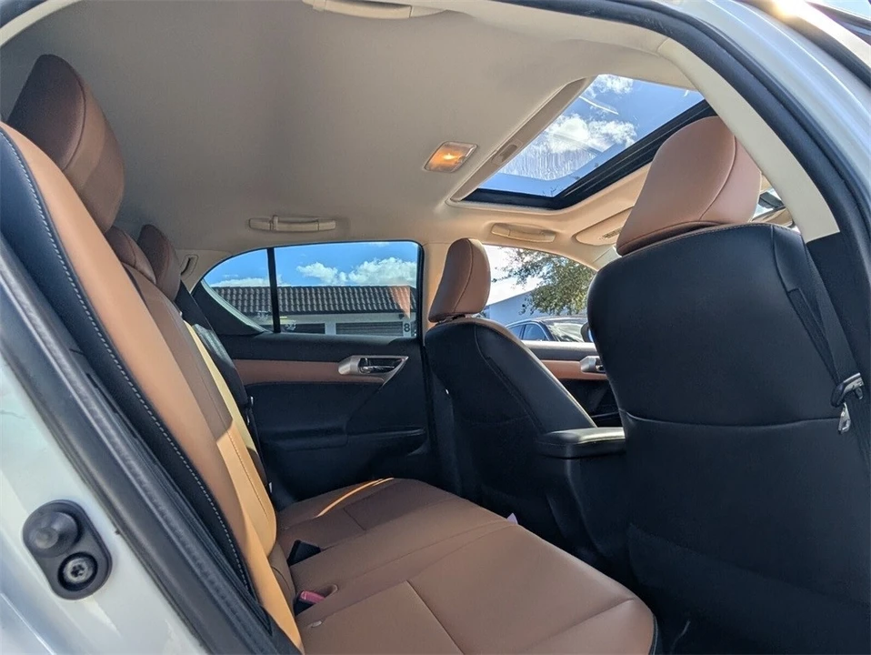 2015 Lexus CT - Image 16 of 21