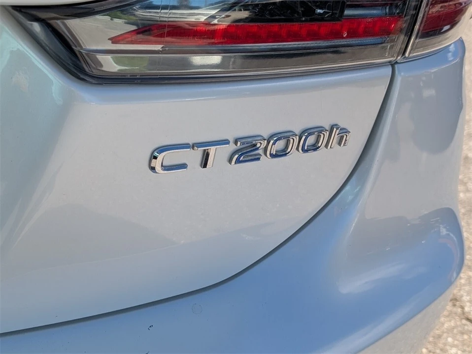 2015 Lexus CT - Image 15 of 21