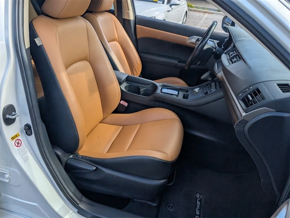 2015 Lexus CT - Image 19 of 21