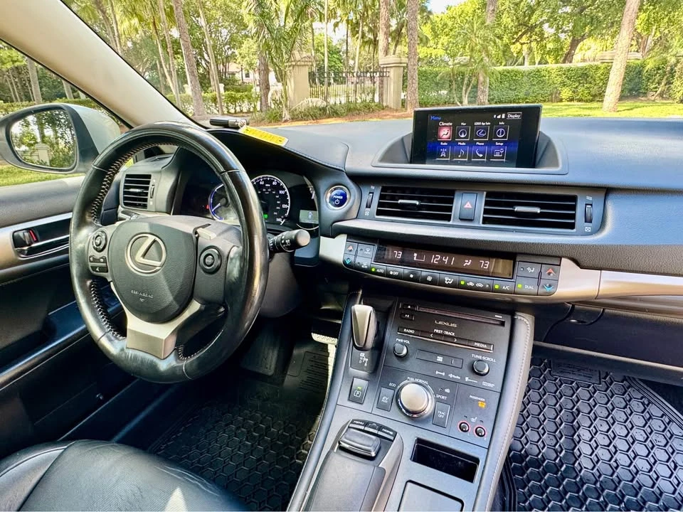 2015 Lexus CT - Image 10 of 15