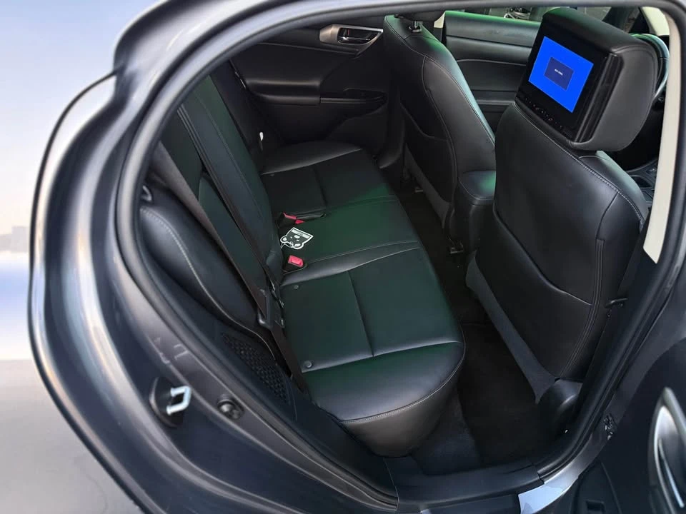 2015 Lexus CT - Image 10 of 15