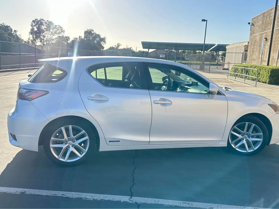 2015 Lexus CT - Image 2 of 15
