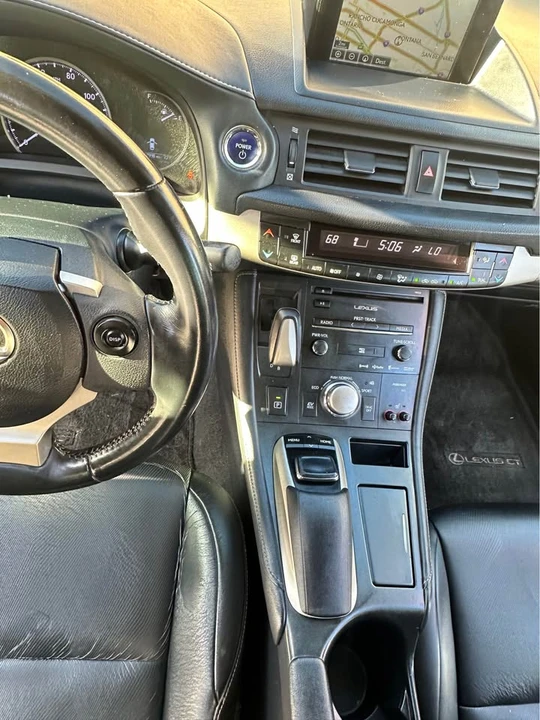 2015 Lexus CT - Image 13 of 15