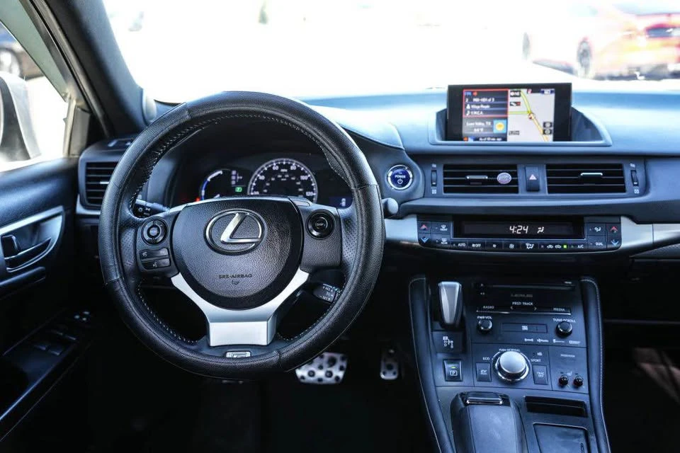 2015 Lexus CT - Image 10 of 15