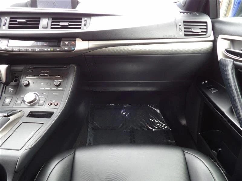 2015 Lexus CT - Image 19 of 20
