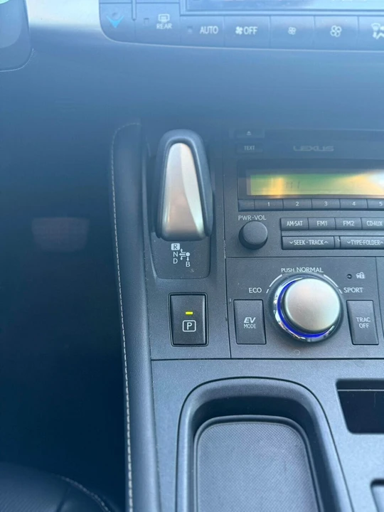 2015 Lexus CT - Image 16 of 21