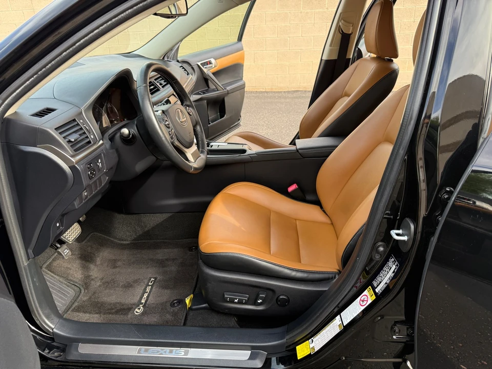 2015 Lexus CT - Image 15 of 21