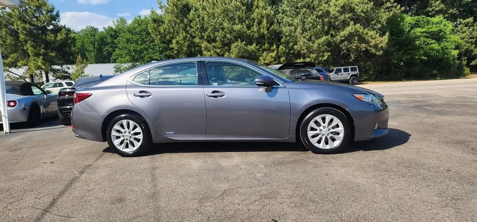 2015 Lexus ES 6th Gen - Image 2 of 20