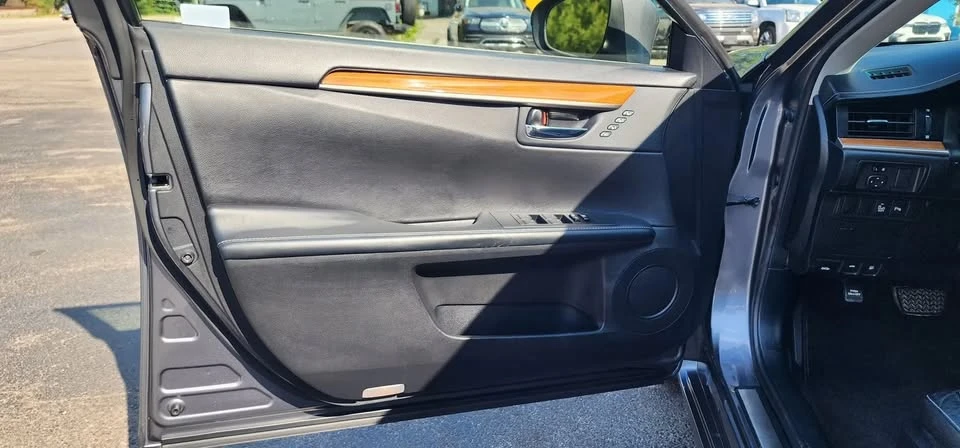 2015 Lexus ES 6th Gen - Image 17 of 20