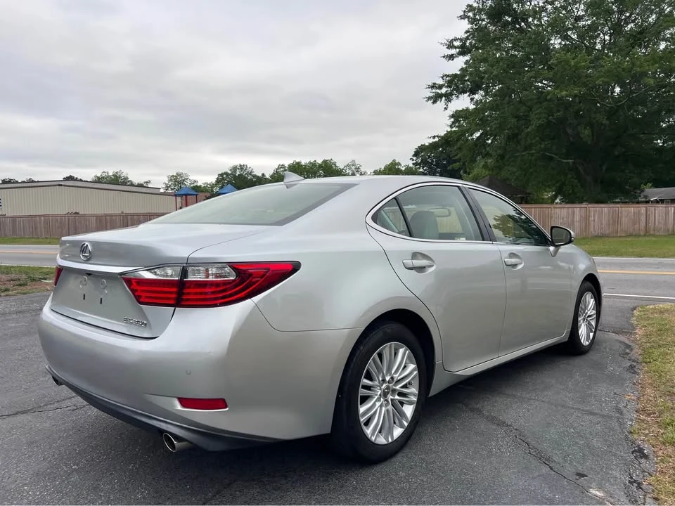 2015 Lexus ES 6th Gen - Image 9 of 10